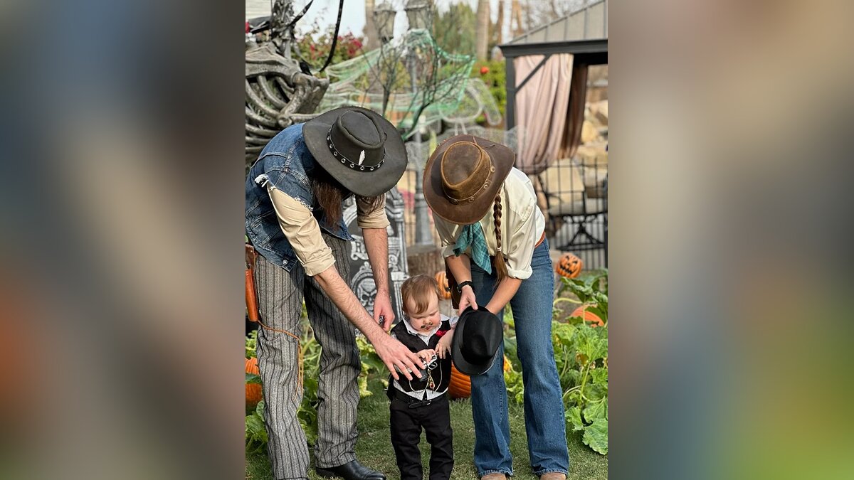 Red Dead Redemption Fan Shows Off Family Cosplay as John, Sadie, Dutch, and Ross