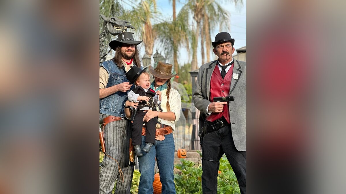 Red Dead Redemption Fan Shows Off Family Cosplay as John, Sadie, Dutch, and Ross