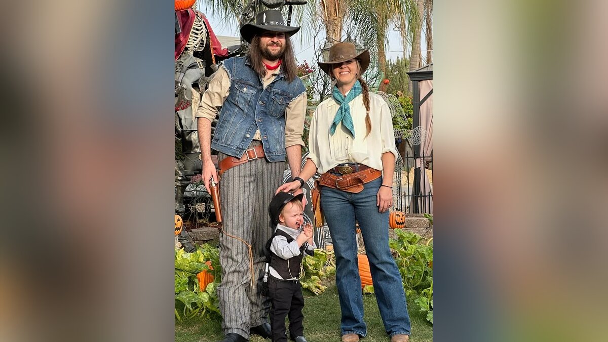 Red Dead Redemption Fan Shows Off Family Cosplay as John, Sadie, Dutch, and Ross