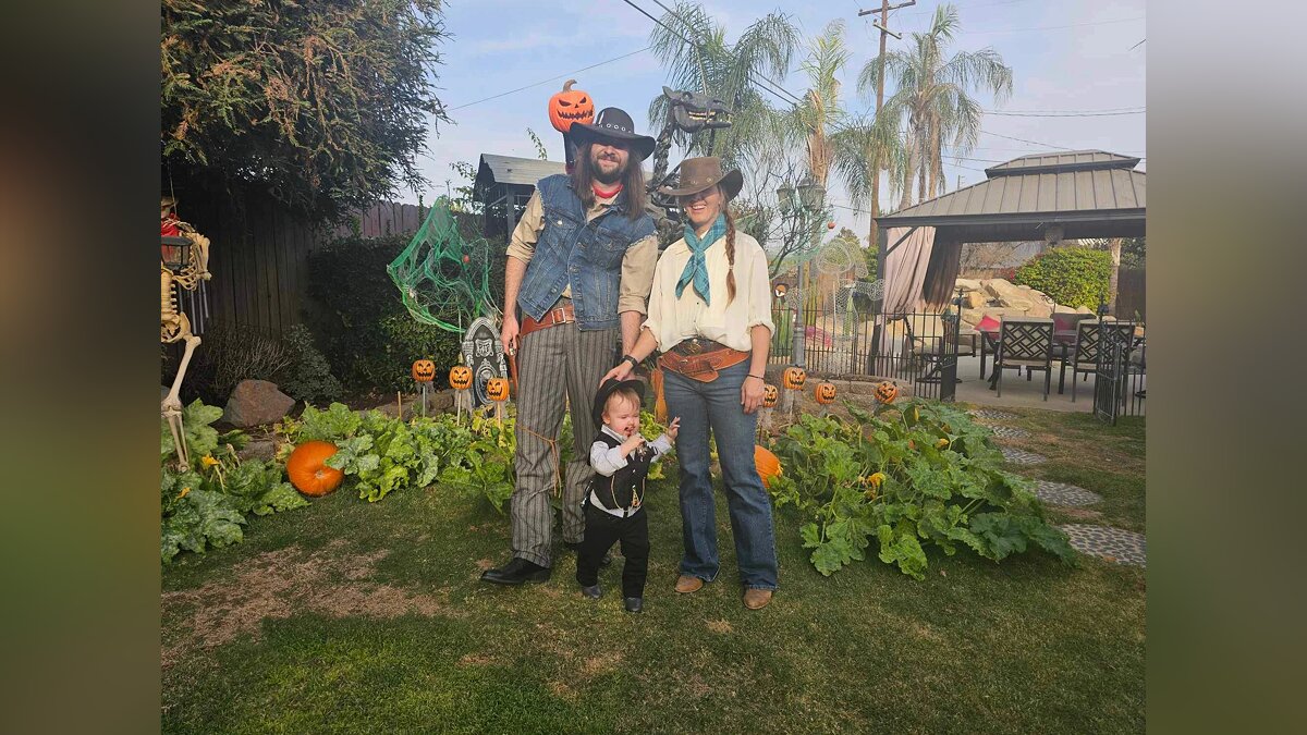 Red Dead Redemption Fan Shows Off Family Cosplay as John, Sadie, Dutch, and Ross